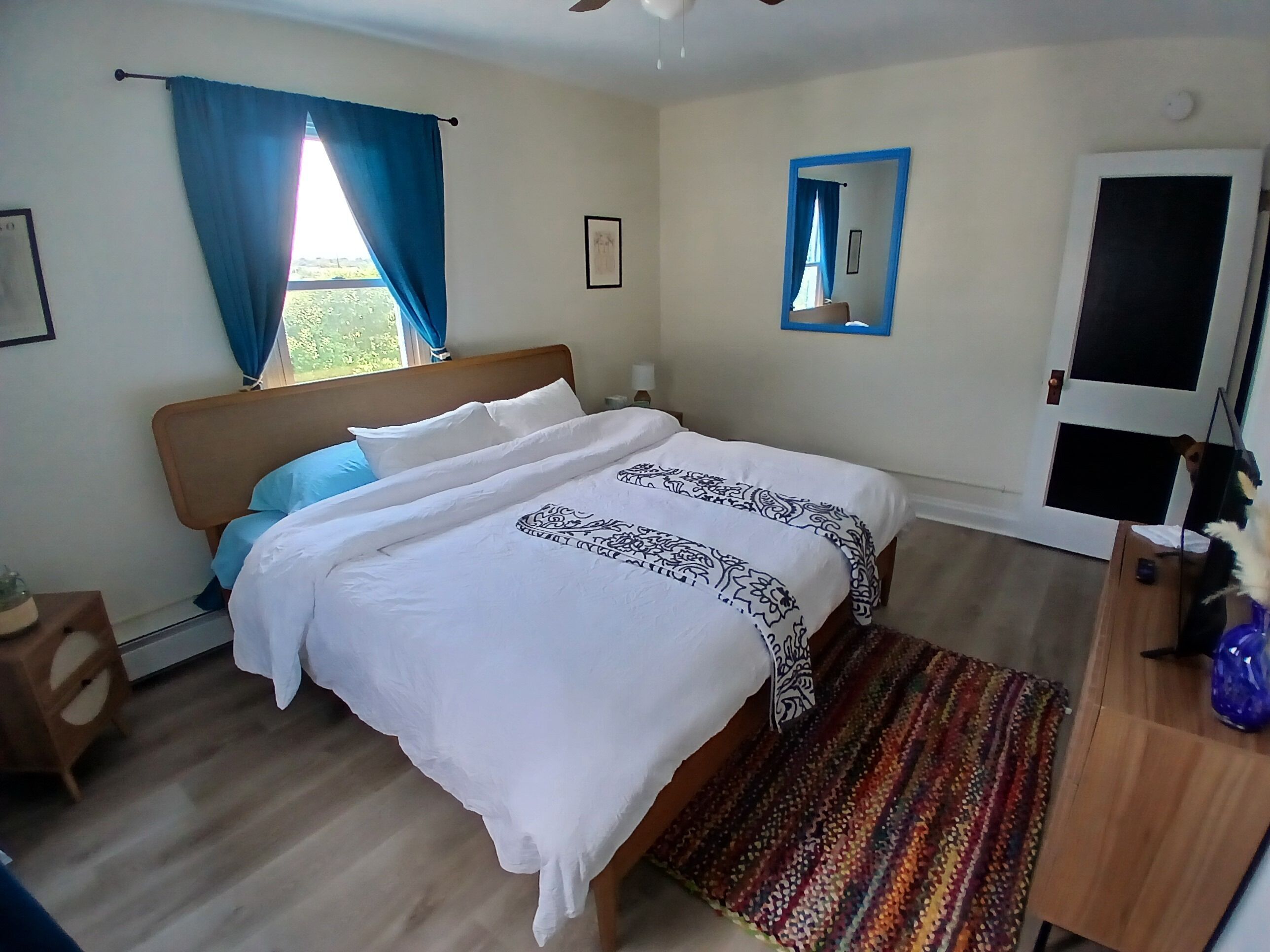 5 bedrooms, desk, iron/ironing board, travel crib