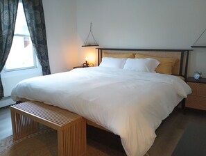 5 Schlafzimmer, Schreibtisch, Bügeleisen/Bügelbrett, Reisekinderbett