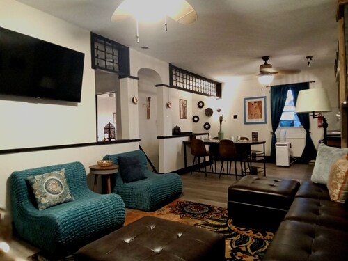 Eclectic Decor 5 Br house, 2 Baths & 2 Kitchens with WiFi and AC in Old Forge 