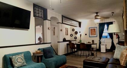 Eclectic Decor 5 Br house, 2 Baths & 2 Kitchens with WiFi and AC in Old Forge