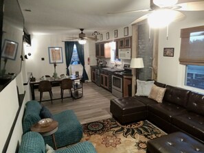 Smart TV, fireplace - Eclectic Decor 5 Br house, 2 Baths & 2 Kitchens with WiFi and AC in Old Forge  (Scranton)