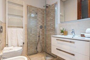 Dusch, hårtork och handdukar