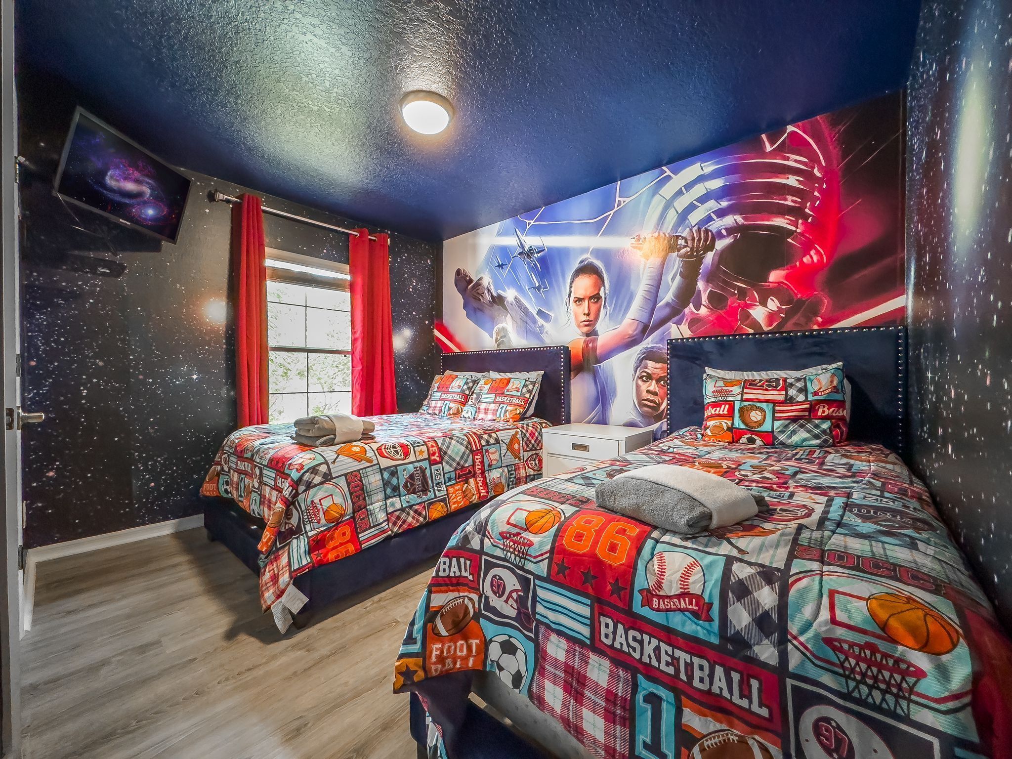 4 beds themed bedroom near disney