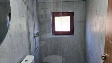 Asciugacapelli, asciugamani, sapone, shampoo