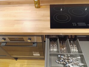 Fridge, oven, stovetop, dishwasher