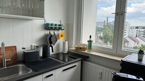 Réfrigérateur, four, plaque de cuisson, cafetière/bouilloire
