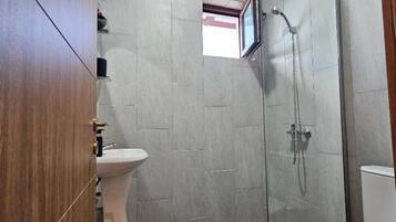 Hiustenkuivaaja, pyyhkeet, saippua, sampoo