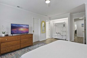 3 bedrooms, desk, iron/ironing board, free WiFi