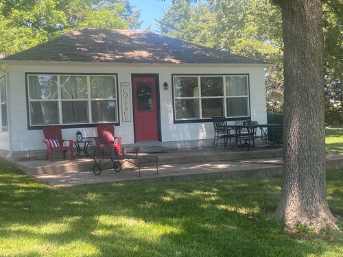 Newly renovated kitchenette. The Cozy cottage at the Marion County Lake.