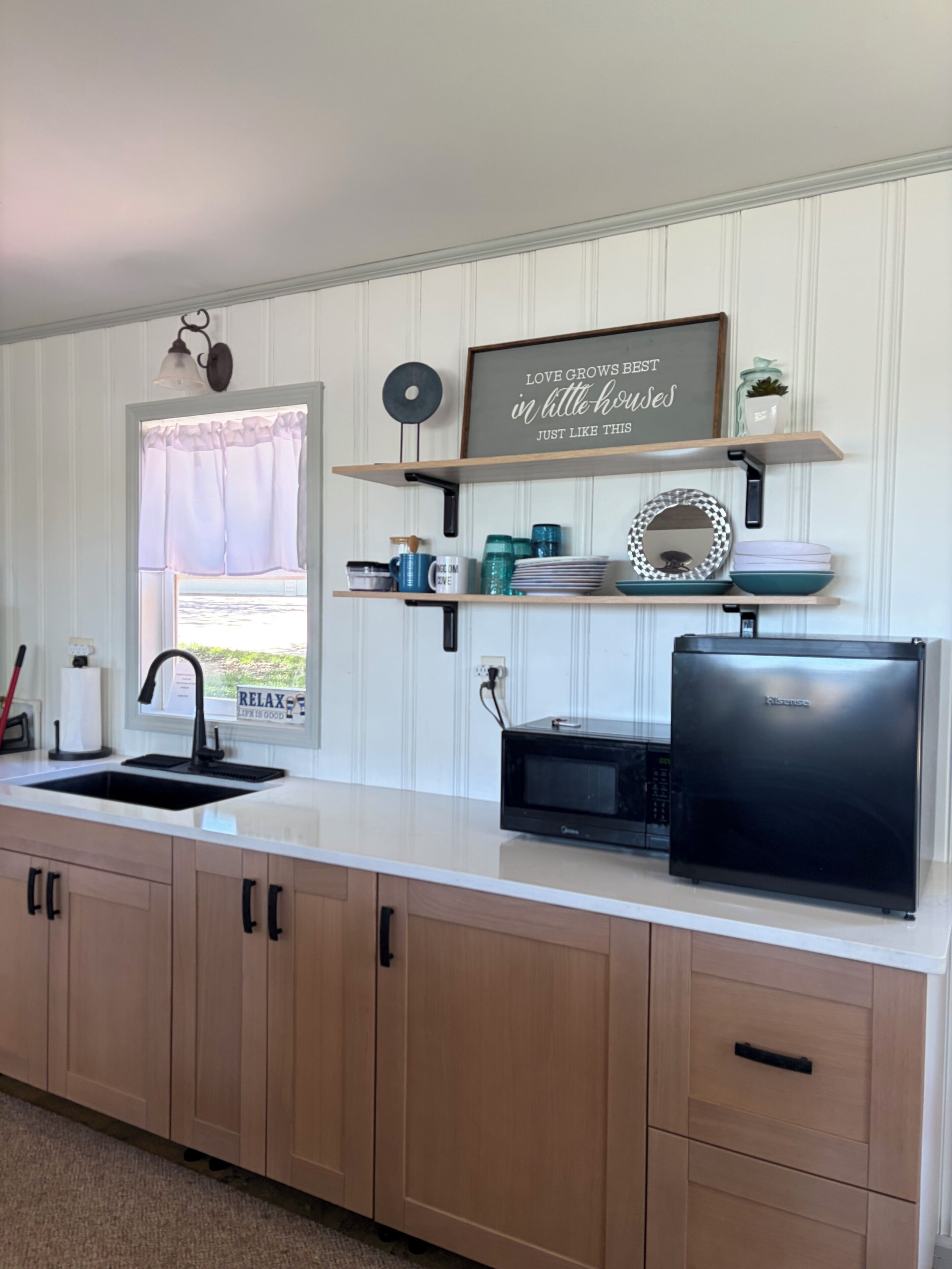 Fridge, microwave, oven, coffee/tea maker