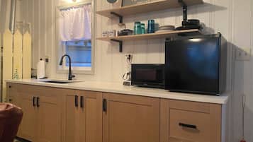 Fridge, microwave, coffee/tea maker, kitchen islands
