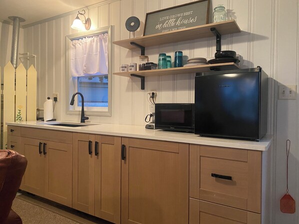 Fridge, microwave, coffee/tea maker, kitchen islands - Newly renovated kitchenette. The Cozy cottage at the Marion County Lake. (Marion)