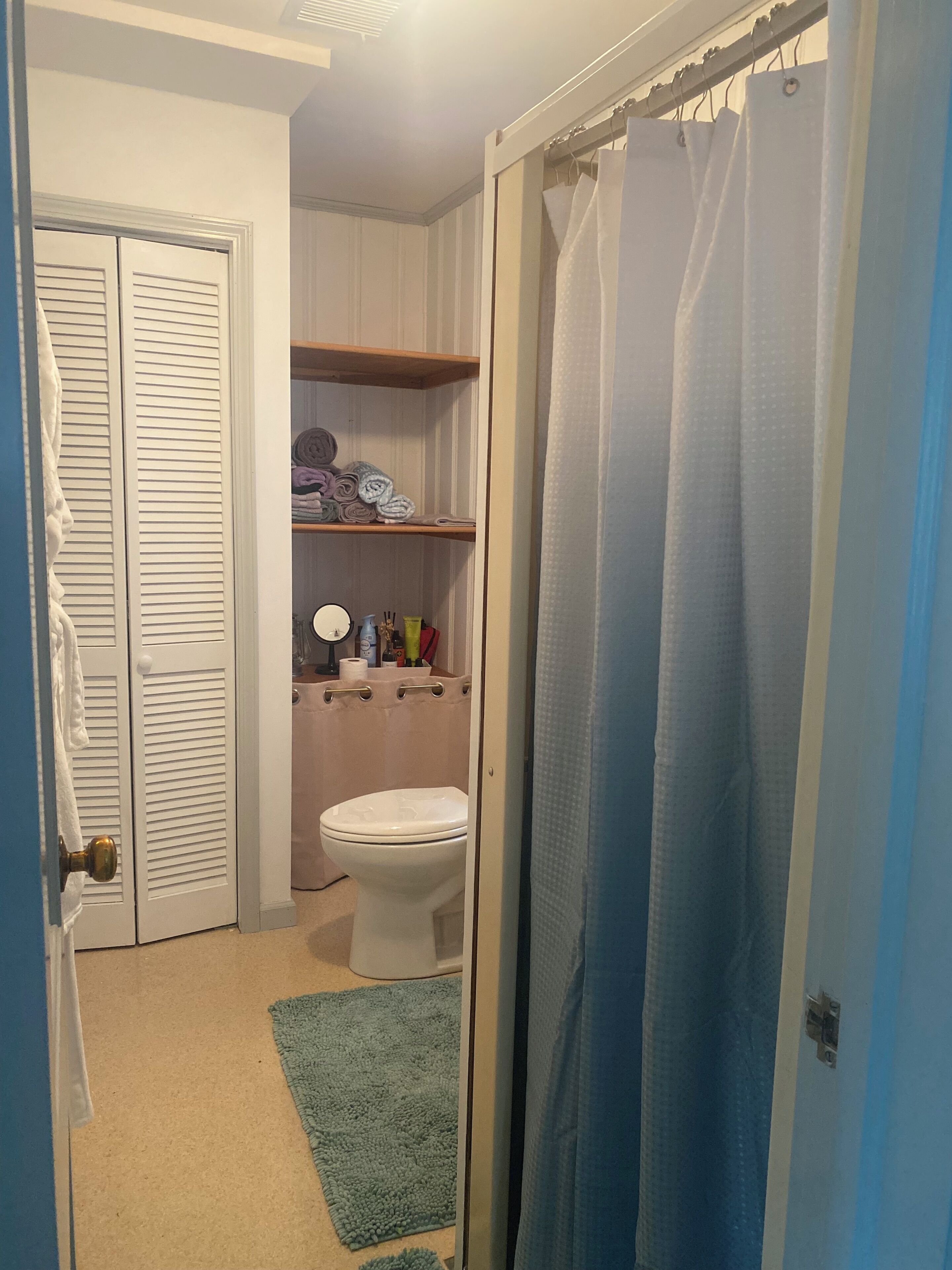 Chuveiro, secador de cabelo, toalhas de banho, sabonete