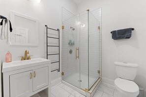 Douche, sèche-cheveux, serviettes fournies, savon