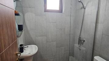 Een haardroger, handdoeken, zeep, shampoo