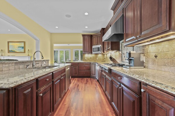 Mikrowelle, Ofen, Herdplatte, Geschirrspüler