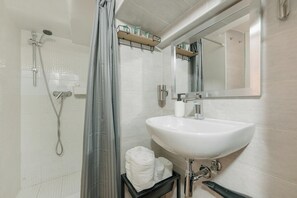 Haartrockner, Handtücher, Seife, Toilettenpapier