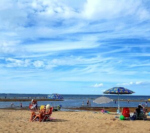 In Strandnähe, Liegestühle, Strandtücher