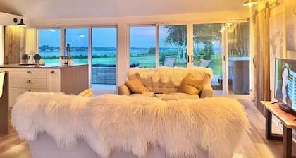 Water front cottage ''The Dream'' w/ hot tub