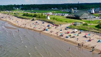 Beach nearby, sun loungers, beach towels