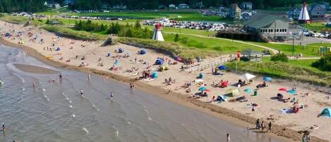 Beach nearby, sun loungers, beach towels