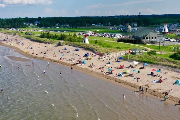 Playa en los alrededores, camastros y toallas de playa