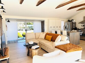 Smart-TV, Kamin, Bücher