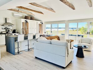 Smart-TV, peis og bøker