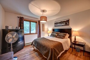 4 bedrooms, desk, iron/ironing board, travel crib