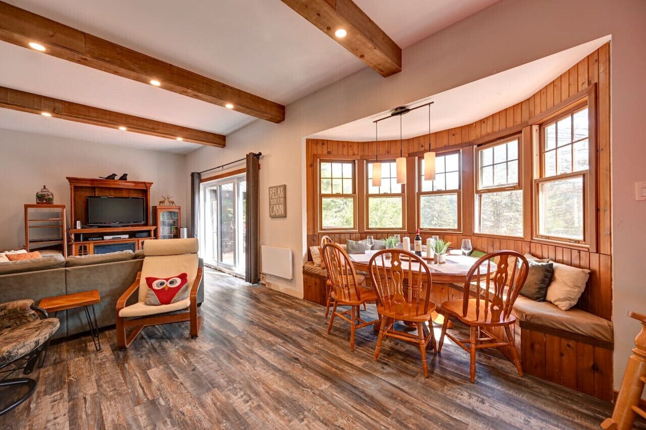 Una Smart TV, una chimenea, videojuegos, un reproductor estéreo