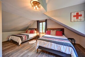 4 habitaciones, escritorio y tabla de planchar con plancha 