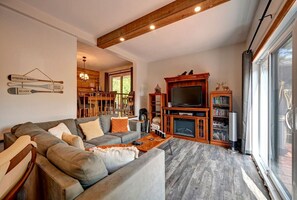 Smart TV, caminetto, videogiochi, impianto stereo