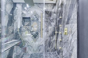 Een douche, een haardroger, handdoeken, toiletpapier