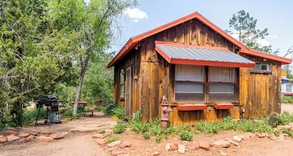 Cozy historic cabin in uptown Sedona with HOT TUB