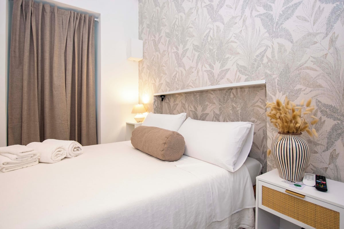 Comfort Double Room | Peralatan tempat tidur premium, gebar bulu kapas, bar mini