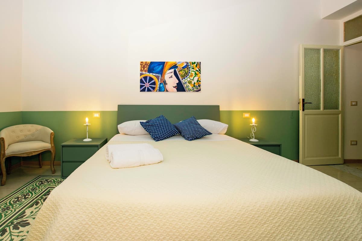 Family Quadruple Room | Peralatan tempat tidur premium, gebar bulu kapas, bar mini