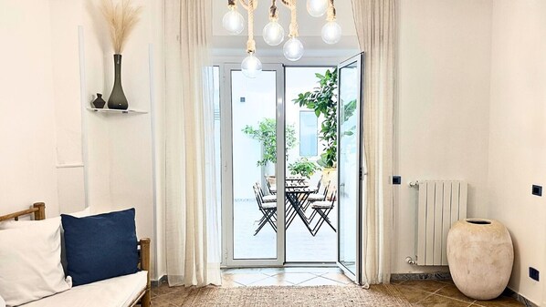 32-inch Smart TV with cable channels, Netflix, books - Butera Apartments Luxury (Palermo)