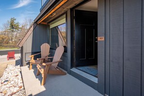 Exterior detail - Cove Creek Lodge: 101 Poolside Executive King Suite (Oakland)
