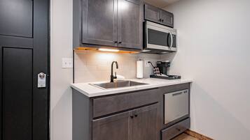 Een koelkast, een microgolfoven, een kookplaat, een vaatwasser