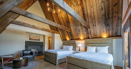 Cove Creek Lodge: 201 Poolside Double Queen Fireplace Room