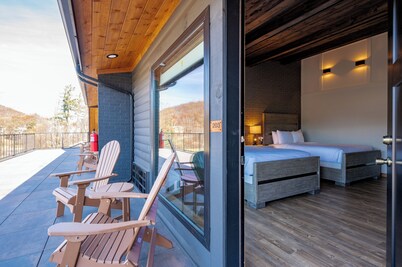 Cove Creek Lodge 203: Poolside Double Queen Room