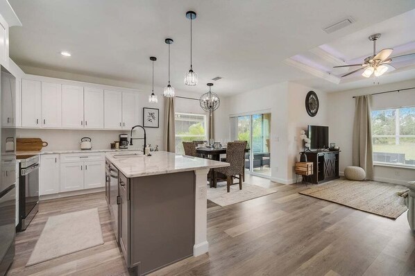 Frigorífico, microondas, horno y placa de cocina