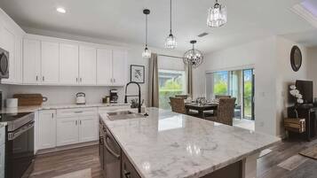 ثلاجة، ميكروويف، فرن، موقد طهي مسطح