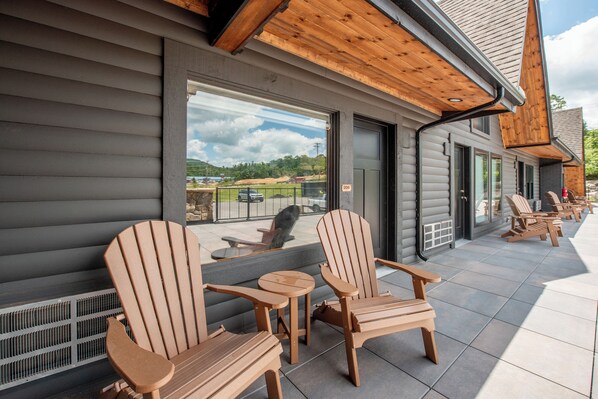 Terrace/patio - Cove Creek Lodge: 206 Standard King Room (Oakland)