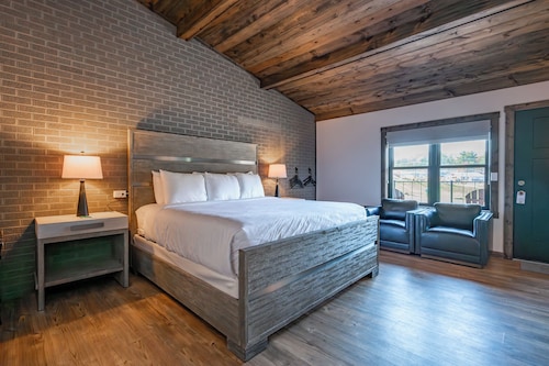 Cove Creek Lodge: 208 King Room ADA Accessible