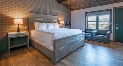 Cove Creek Lodge: 208 King Room ADA Accessible