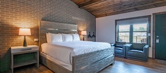 Cove Creek Lodge: 208 King Room ADA Accessible