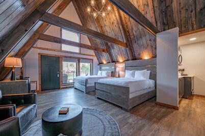 Cove Creek Lodge 210: Standard Double Queen Fireplace Room