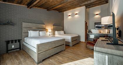 Cove Creek Lodge: 213 Dog Friendly Double Queen Room