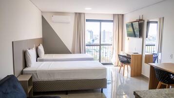 Quarto triplo standard, várias camas | Cofres nos quartos, escrivaninha, espaço de trabalho para notebook